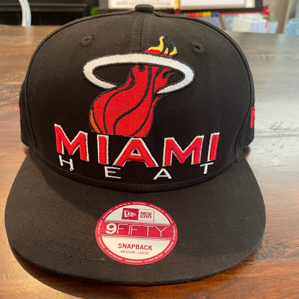Miami Heat New Era 9fifty snapback. medium-Large. black and red. NWT